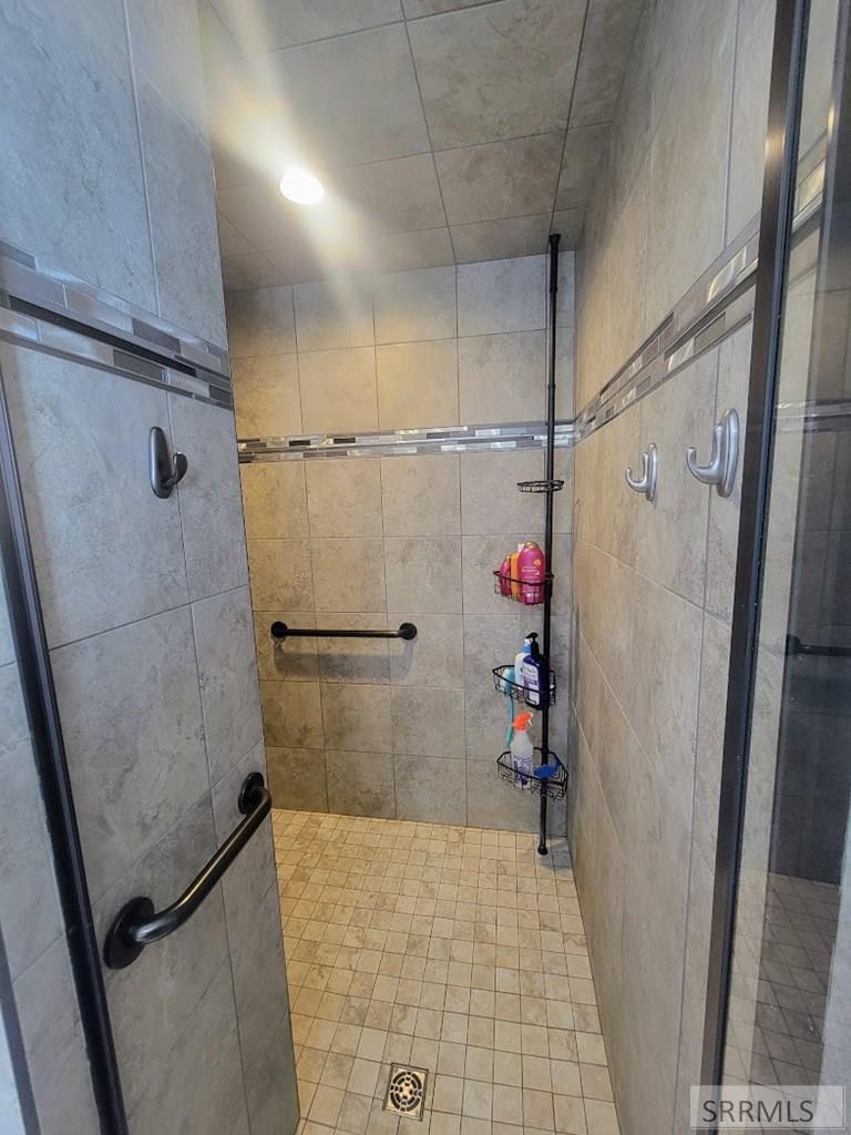 THIS IS A SPARKLING CLEAN TILE SHOWER !