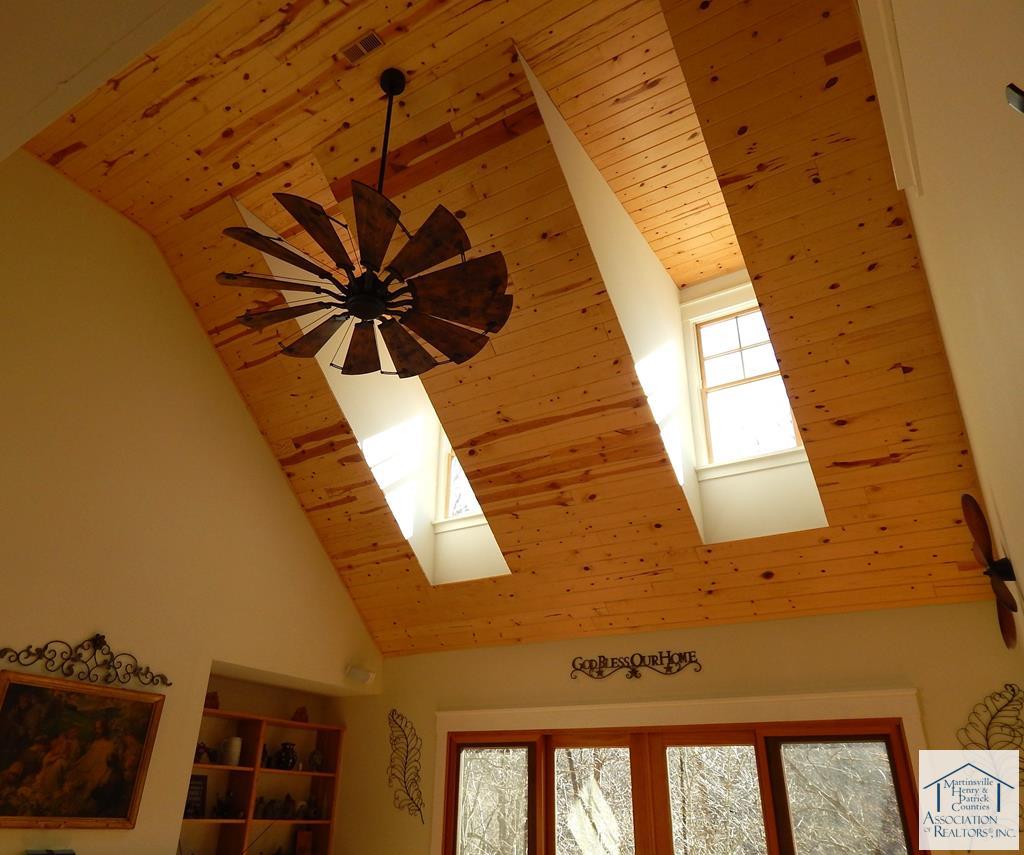 Knotted Pine Ceiling