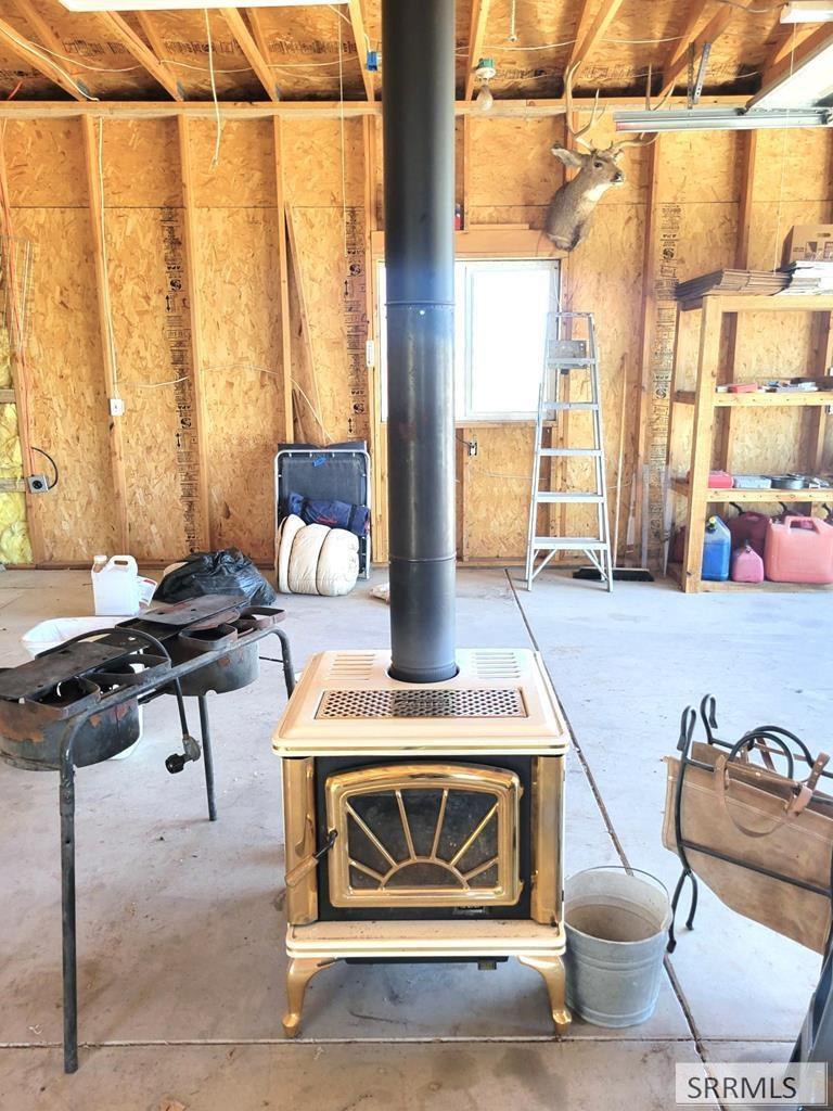 WOOD STOVE FOR YEAR-ROUND TINKERING!