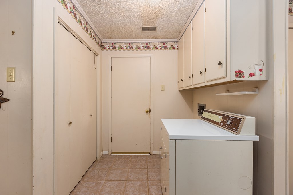 Laundry room, access to garage