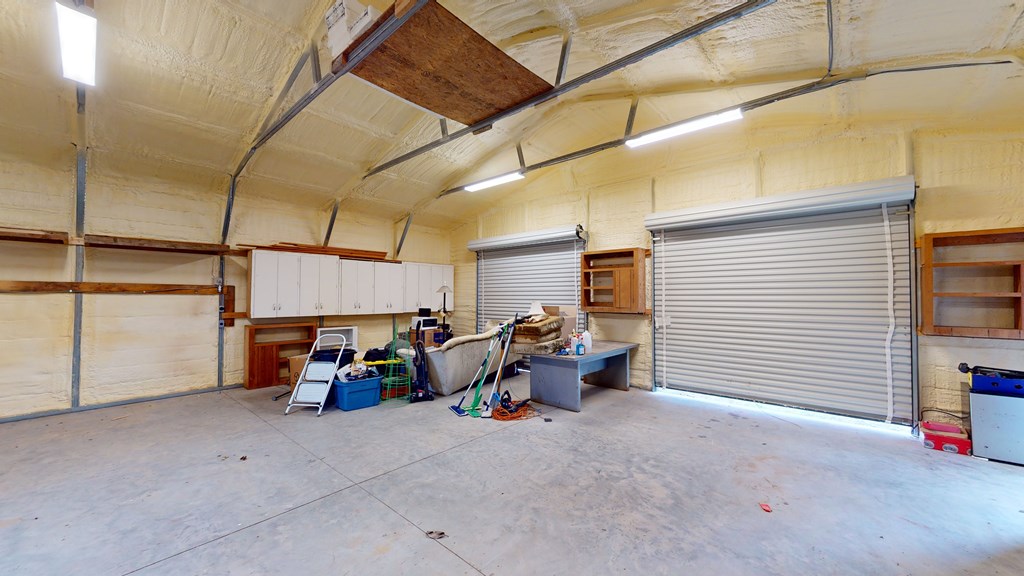 Large seperate 1000 sqft+ garage area 