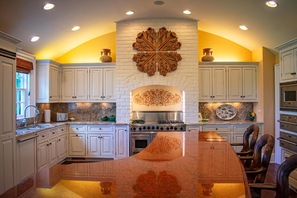 Spacious eat in kitchen with barrel ceiling