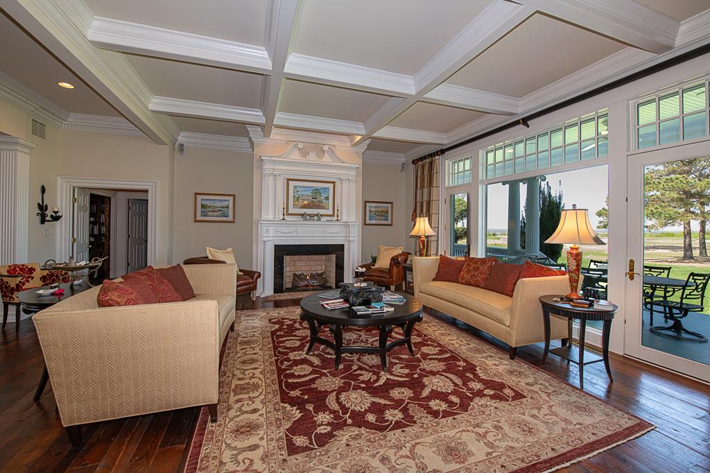 Living area with coffered ceiling 