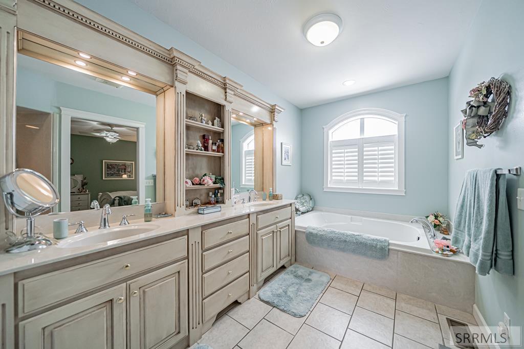 MASTER BATHROOM WITH SOAKER