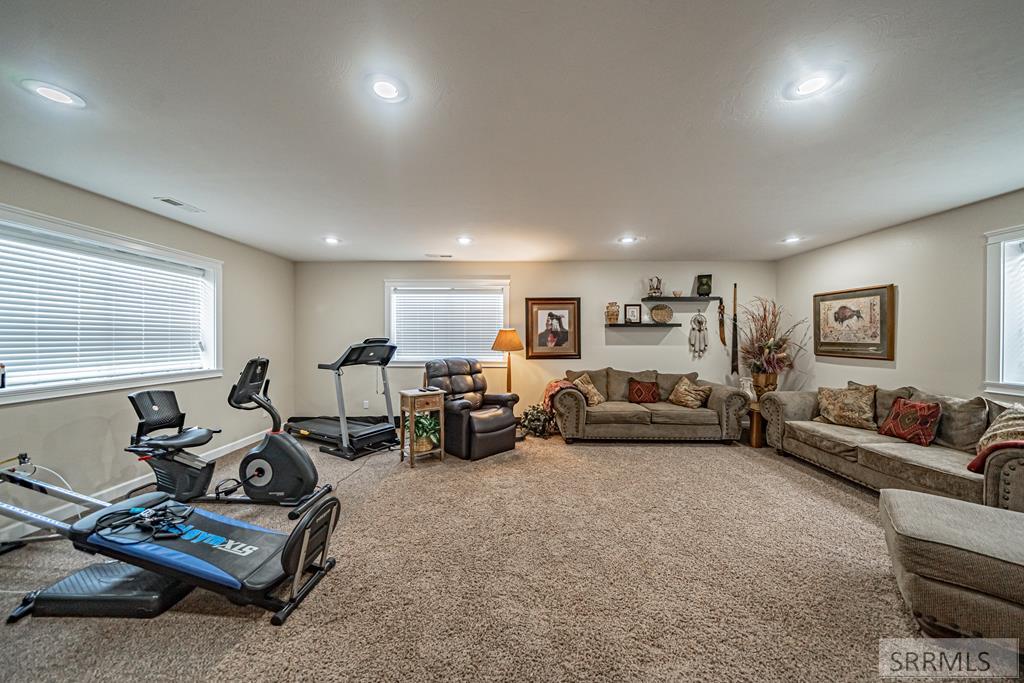 FAMILY ROOM WITH EXERCISE PART
