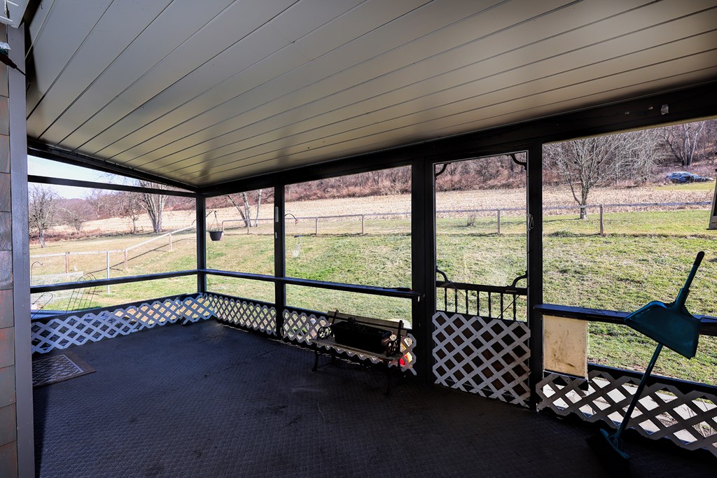 Large screened/covered porch/breezeway